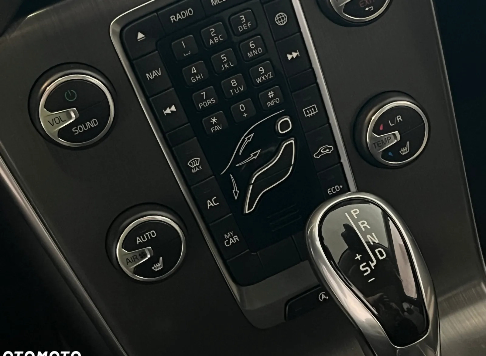 Volvo V40 cena 85900 przebieg: 142000, rok produkcji 2016 z Pilawa małe 562